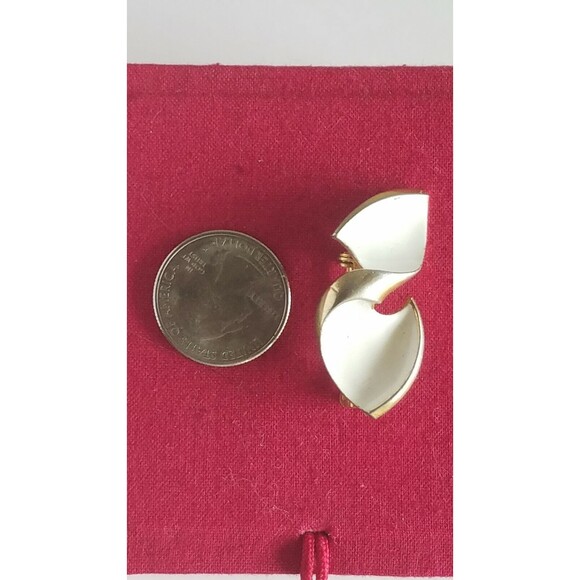 Vintage Mid Century retro Gold tone White Enamel Pin Brooch Twist Bow - Picture 4 of 5